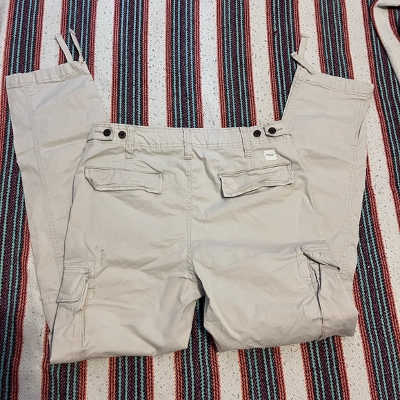 American Eagle cargos - Picture 4 of 5